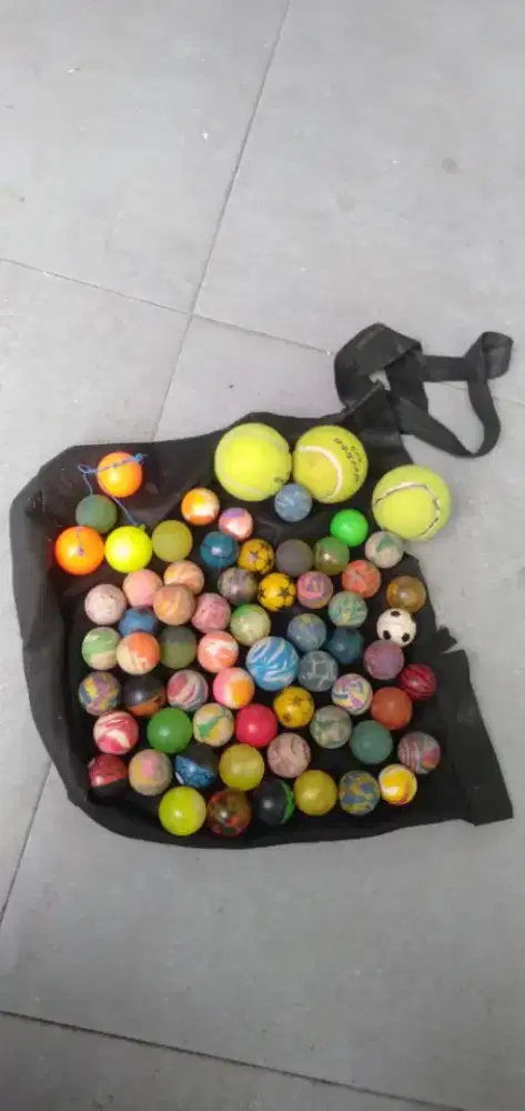 Di jual semua bola karet dan bola kasti murah aja yg butuh ,minat