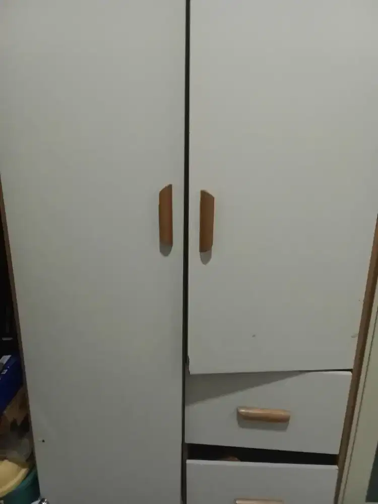 Lemari pakain 2 pintu