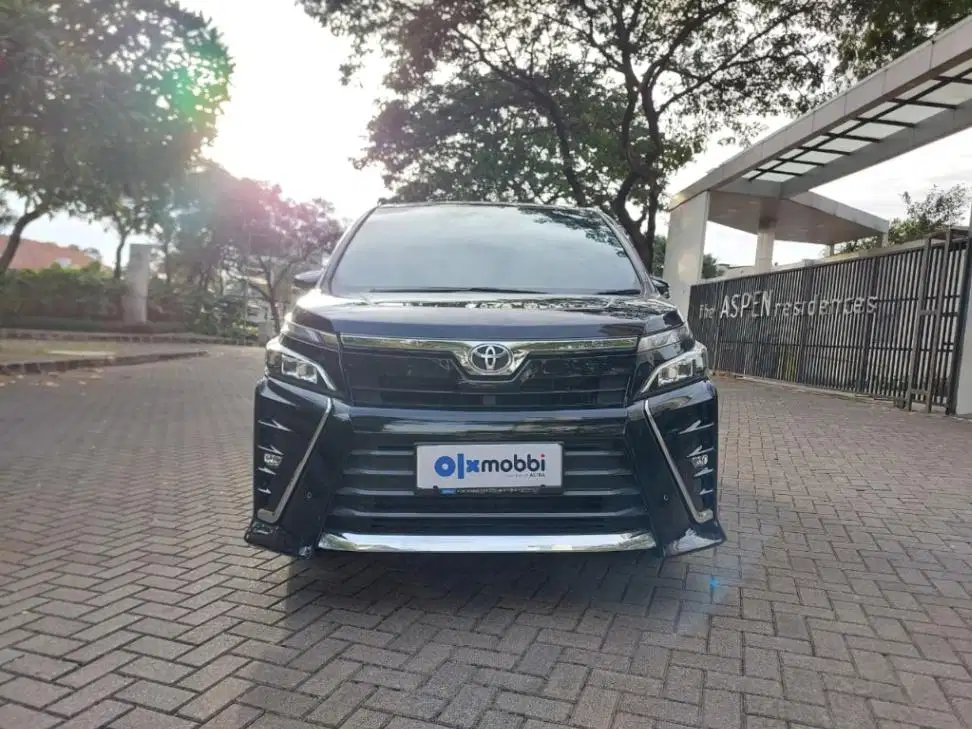 LOW DP Toyota Voxy 2.0 Bensin-AT 2017 ZMP