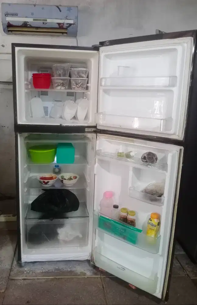 Kulkas 2 pintu  PANASONIC. Mesin original pabrik belum rusak.