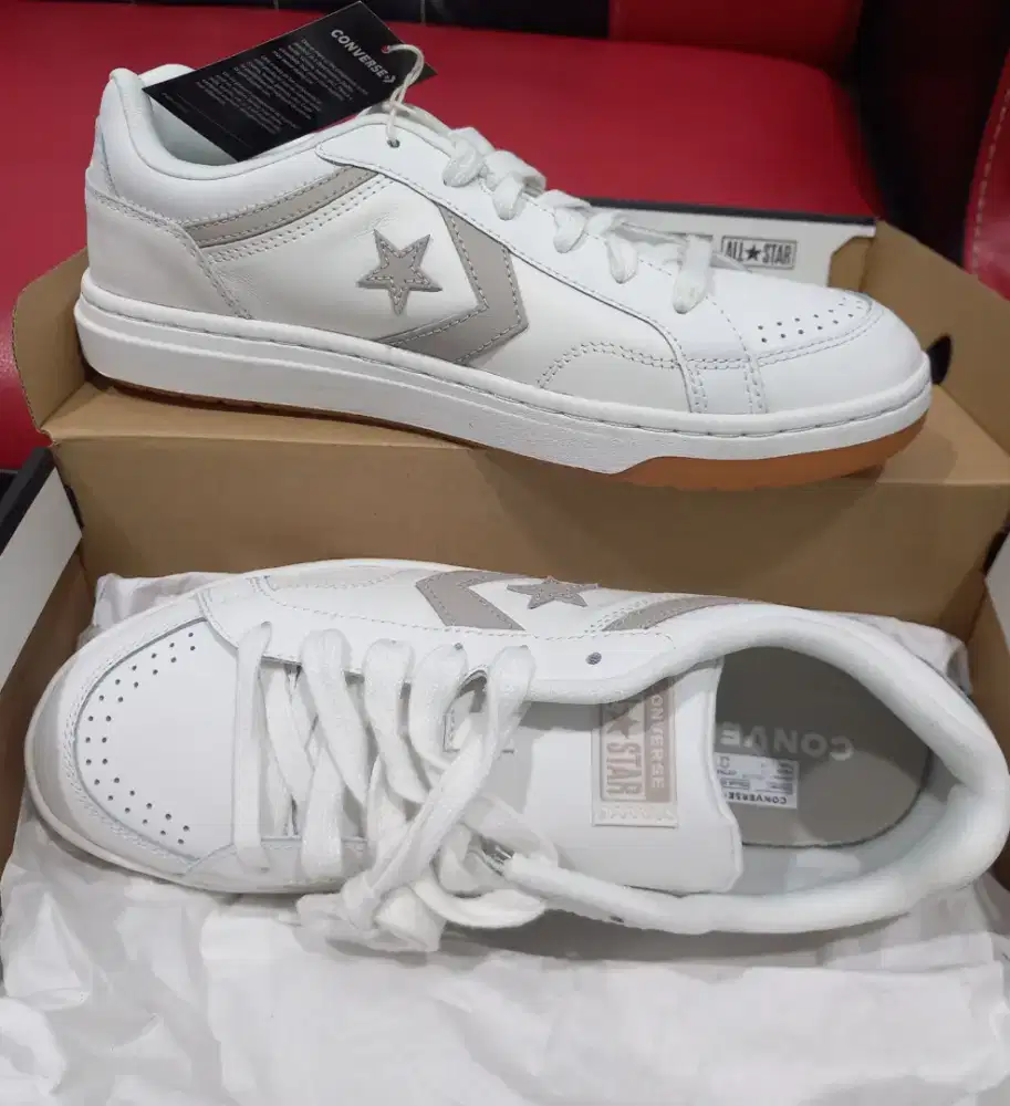 Sepatu Pria Converse Pro Blaze Classic 
Ukuran 44 All White