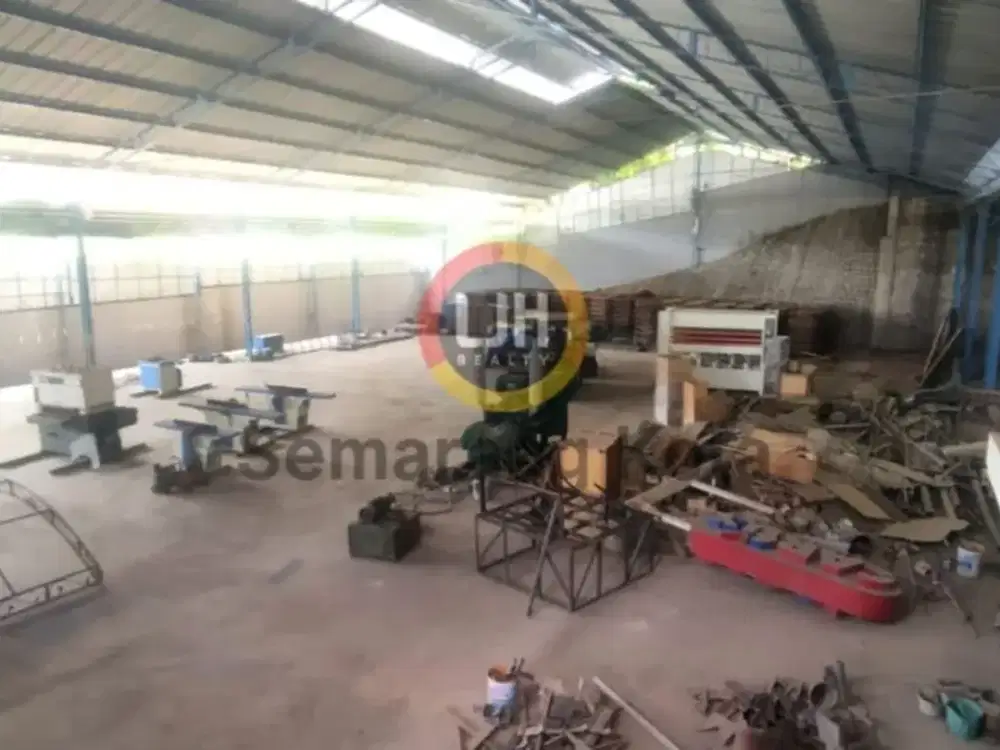 Gudang siap pakai di tengah kota Jeparaa