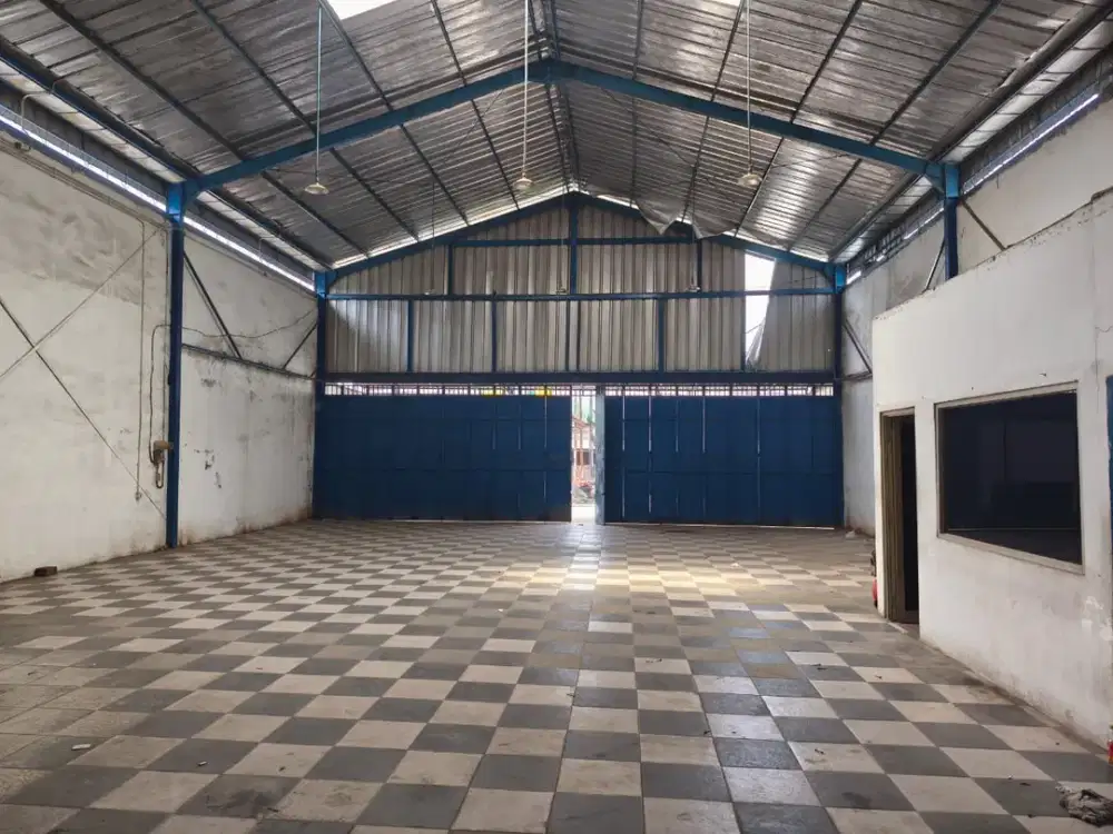 DIJUAL CEPAT – GUDANG / EX SHOWROOM MOBIL Pinggir Jalan Raya Cimuning – Bantar Gebang Gudang strategis bekas showroom mobil.