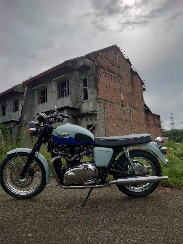 TRIUMPH BONNEVILLE T100