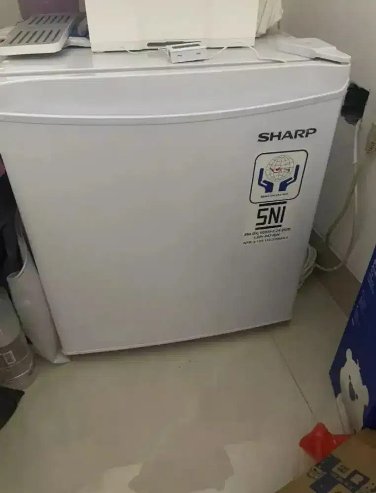 Kulkas  Sharp 1 pintu kondisi mulus