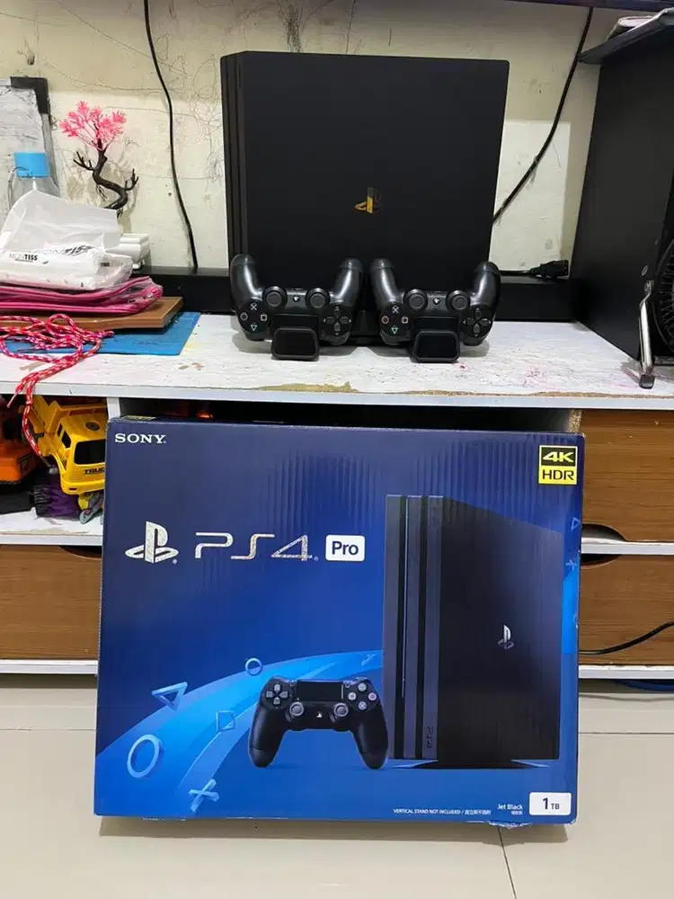 PS4 Pro 1TB , 2Stick Free Cooling Stand Charging
