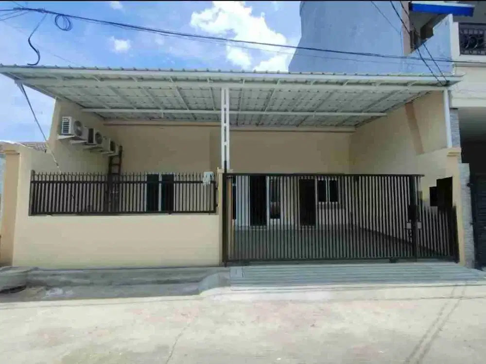 Rumah minimalis bagus bangunan baru 2 tahun row jalan 2 mobil atap baja ringan CEILING 4 METER bebas banjir disewakan Sunter Jakarta Utara