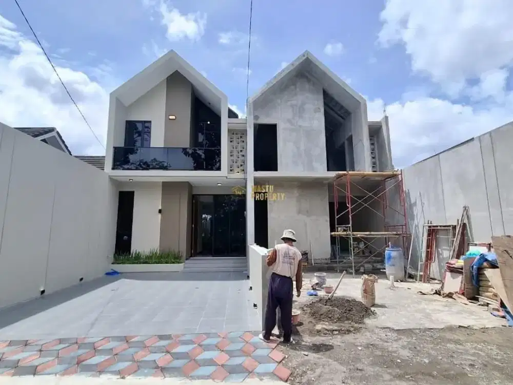 RUMAH MODERN 2 LANTAI SIAP HUNI FULL FURNISH TANAH LUAS DEKAT STADION MAGUWO