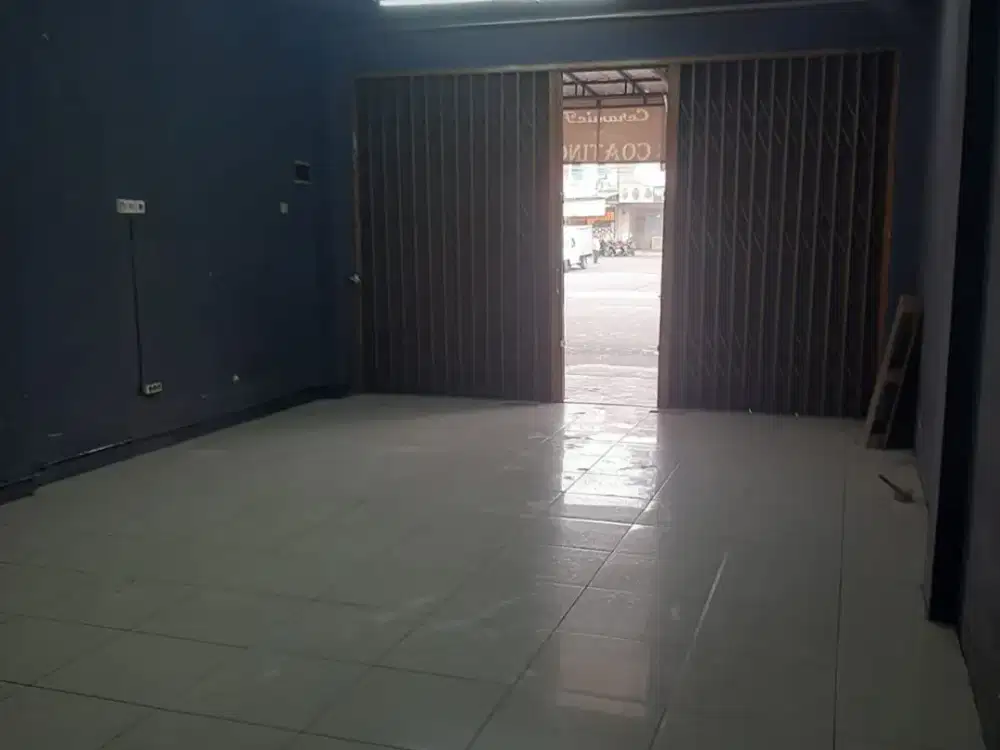 DISEWAKAN Ruko 3 Lantai – Boulevard Hijau (Lokasi Strategis)