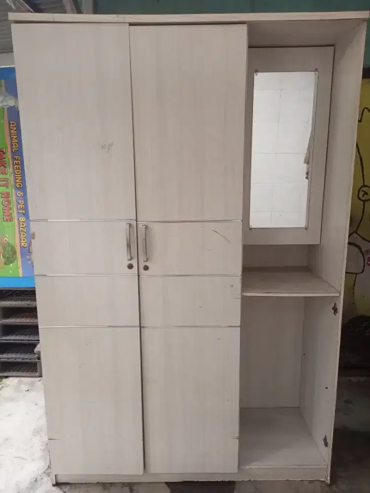 Lemari pakaian dan meja belajar