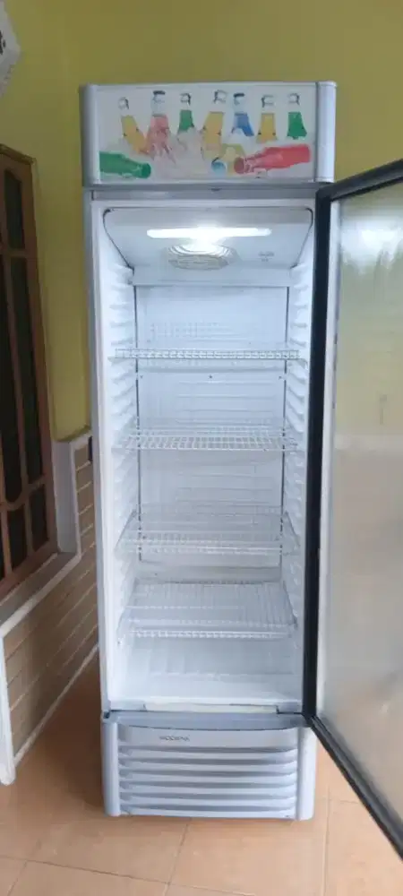 Showcase/pendingin minuman merk Modena ukuran tinggi & besar.