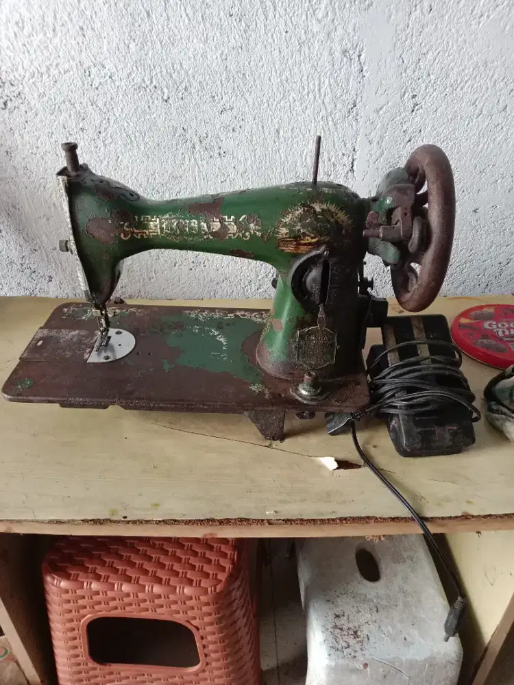 Mesin jahit merek Linda