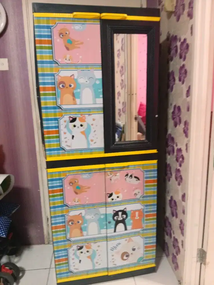 Lemari plastik jumbo ada kacanya