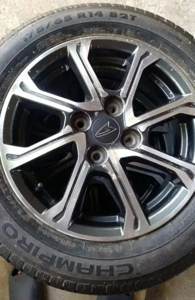 Ban ayla, agya, brio Bekas tapi baru kondisi 98% R14 standar