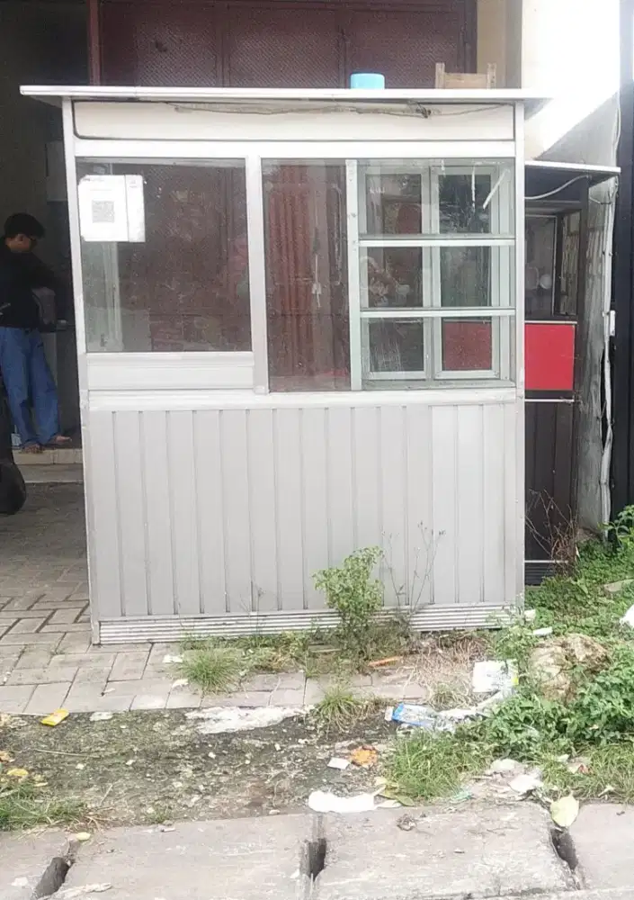 Etalase besar tidak ada roda