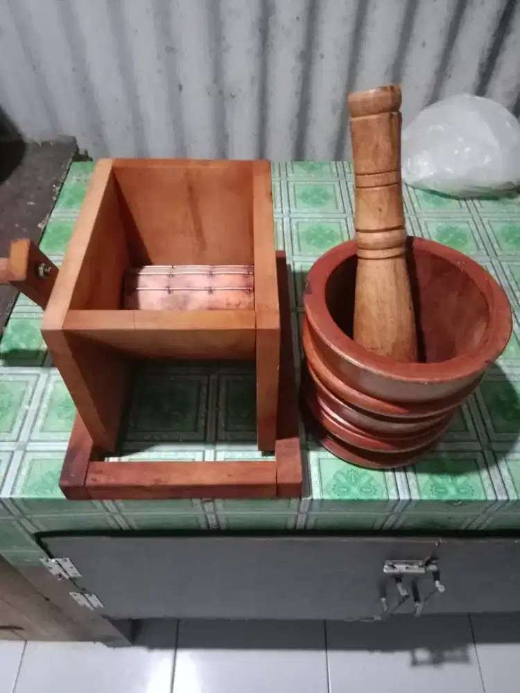 Alat pengupas kulit ari kedelai dan lumpang kayu