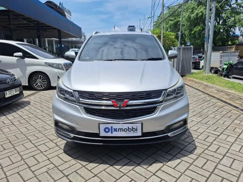 DP RINGAN Wuling Cortez 1.8 L Lux Plus Bensin-AT 2018 Silver CSZUB