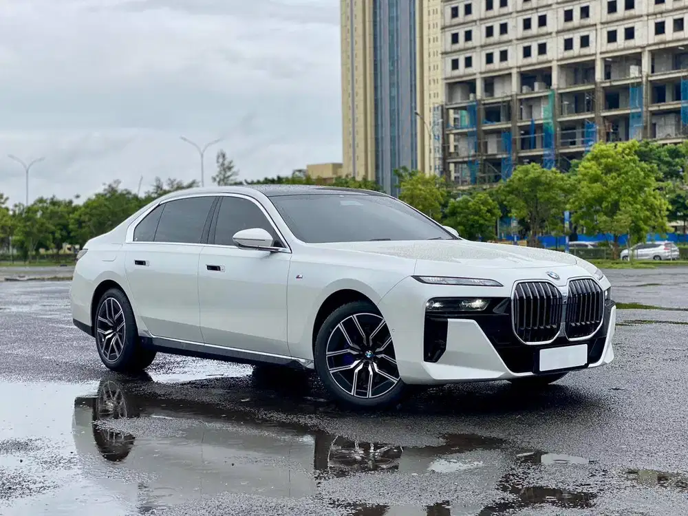 (SUPER LOW ODO) BMW 735i G70 MSport Mild-Hybrid 2024 / 2025