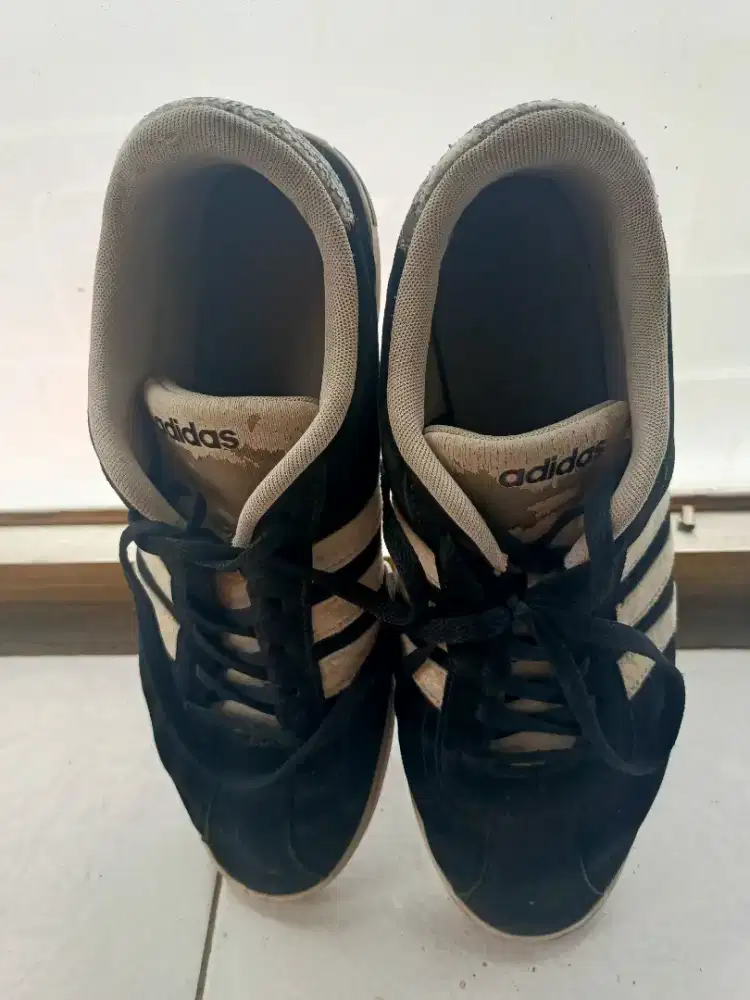 Sepatu merk Adidas sneakers