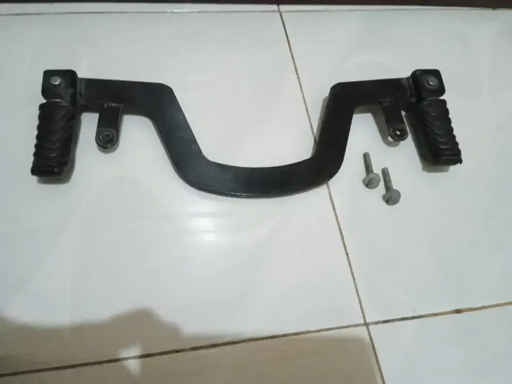 Pijakan step depan motor beat f1