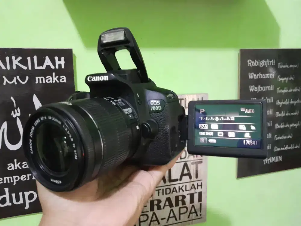 Kamera dslr Canon 700D layar sentuh