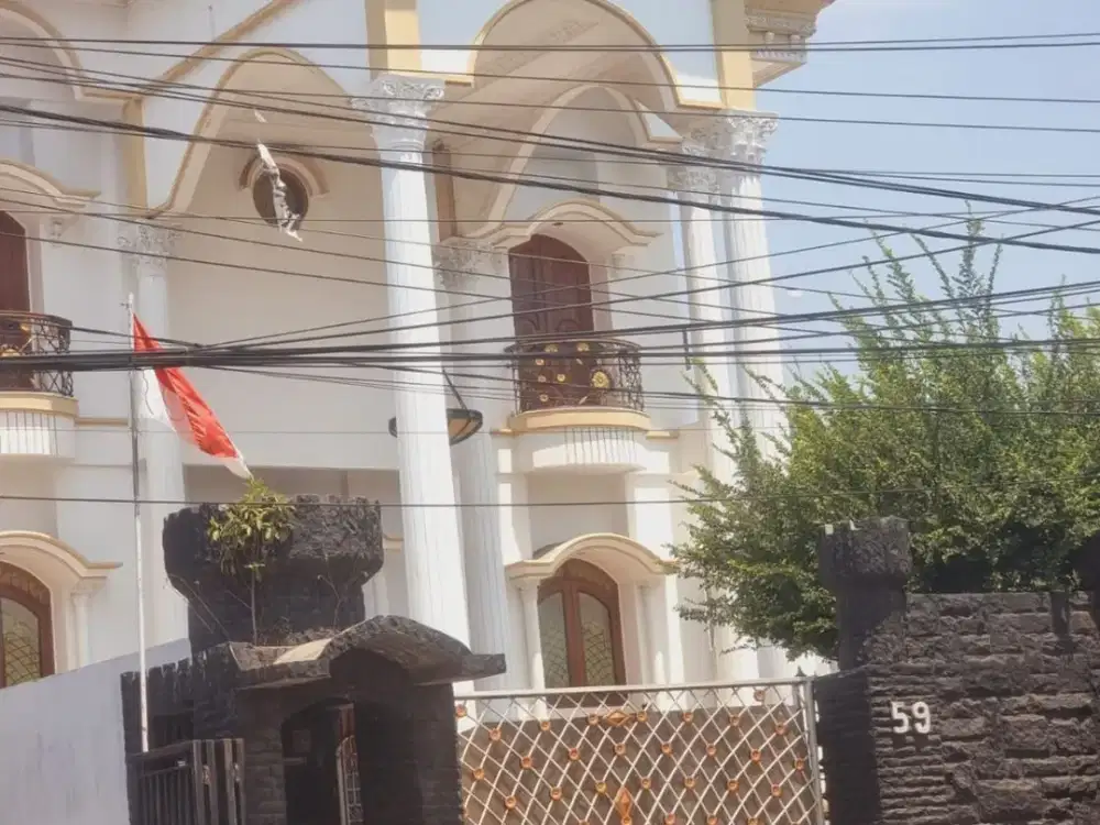 Rumah Gaya Classic Modern Strategis di Pusat Kota Cirebon