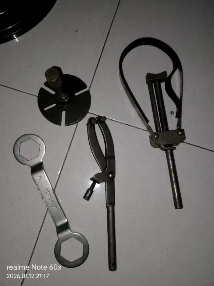 Kunci traker dan magnet