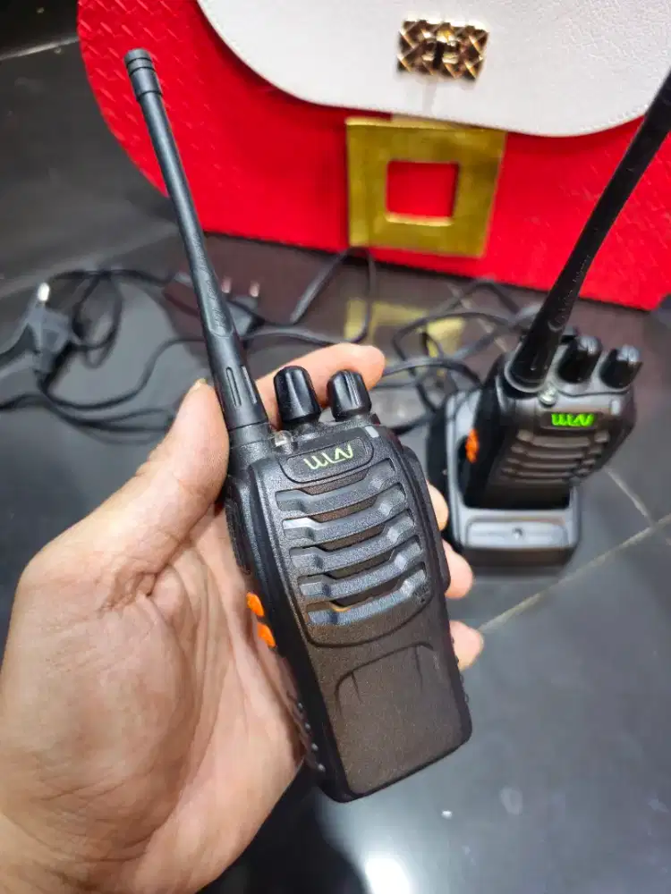 Handy talky sepasang sudah termasuk charger dua unit