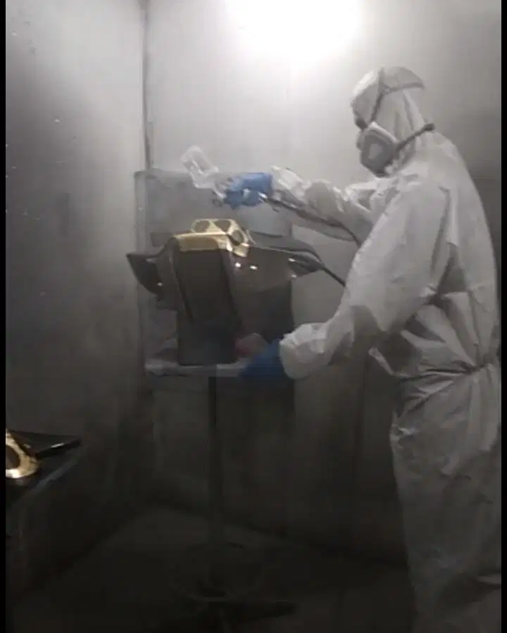 Karyawan bengkel cet motor