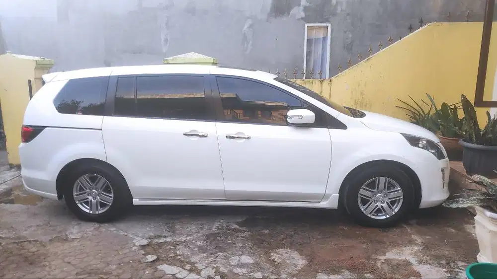 Mobil keluarga nyaman dan mewah Mazda8 2013 MPV