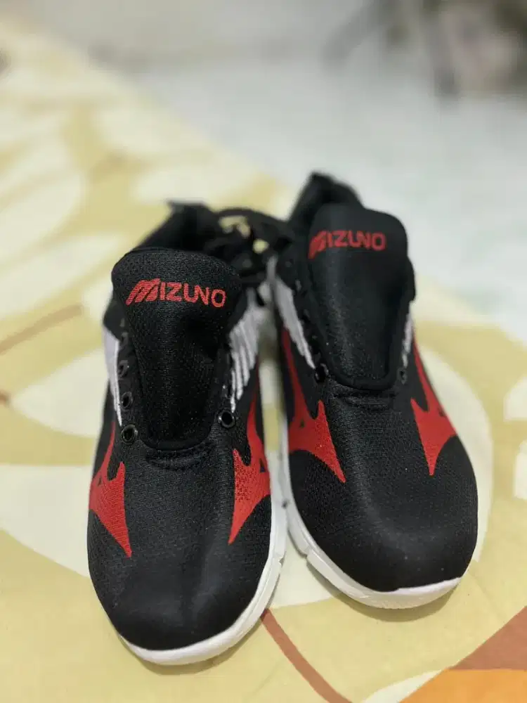 DIJUAL SEPATU MERK MIZUNO