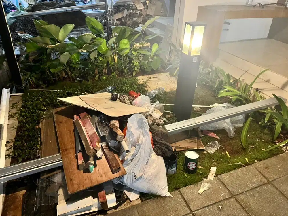 Sisa Baja ringan & kayu triplek puing