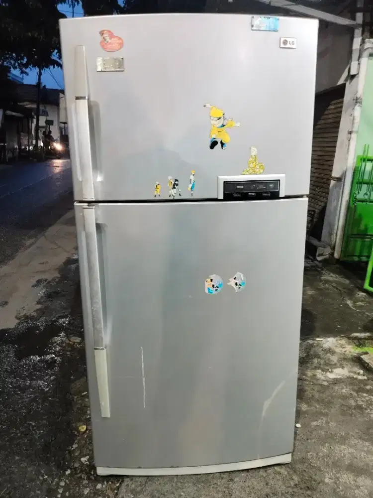 Kulkas 2 pintu LG super jumbo kondisi normal dingin beku siap pakai