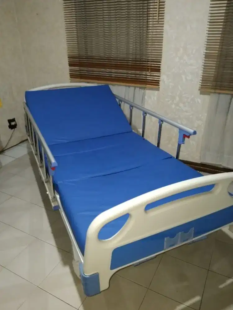 Ranjang Pasien dan Kursi Roda Baru