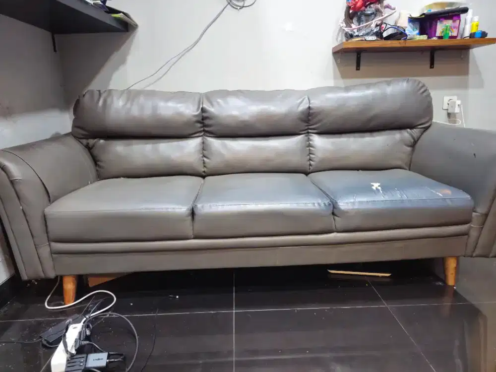 Sofa panjang 2 meter minus jok kulit lecet dikit