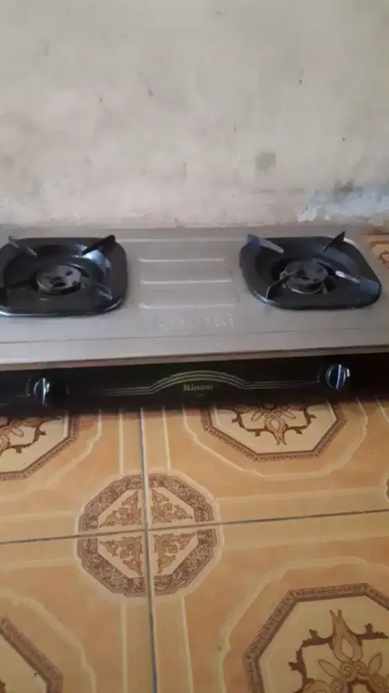 Jual aja kompor rinnai sepaket ama tabung gas full isi.
