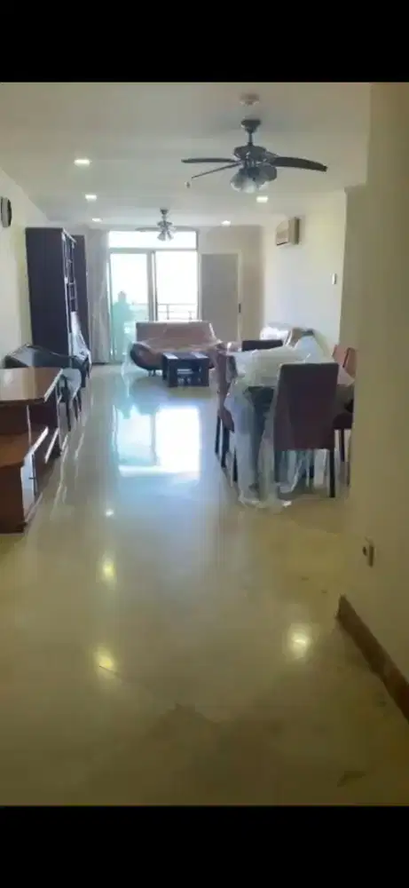 Disewakan kondominium graha family 
Full furnish 3 kmr siap huni