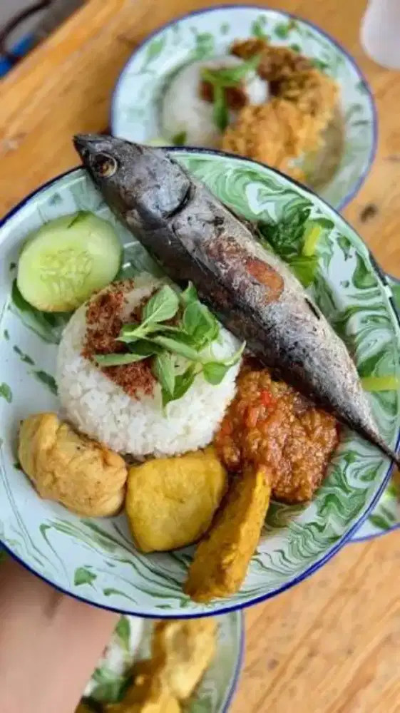 Aneka naskot dan warung makan malam