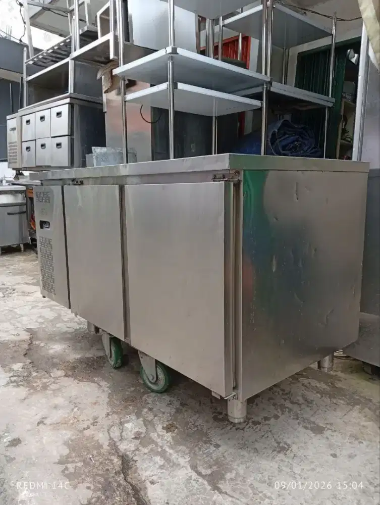 Uuc GEA 2pintu 
Ukuran 150x75x85
Kondisi normal 
Harga 5,000,000