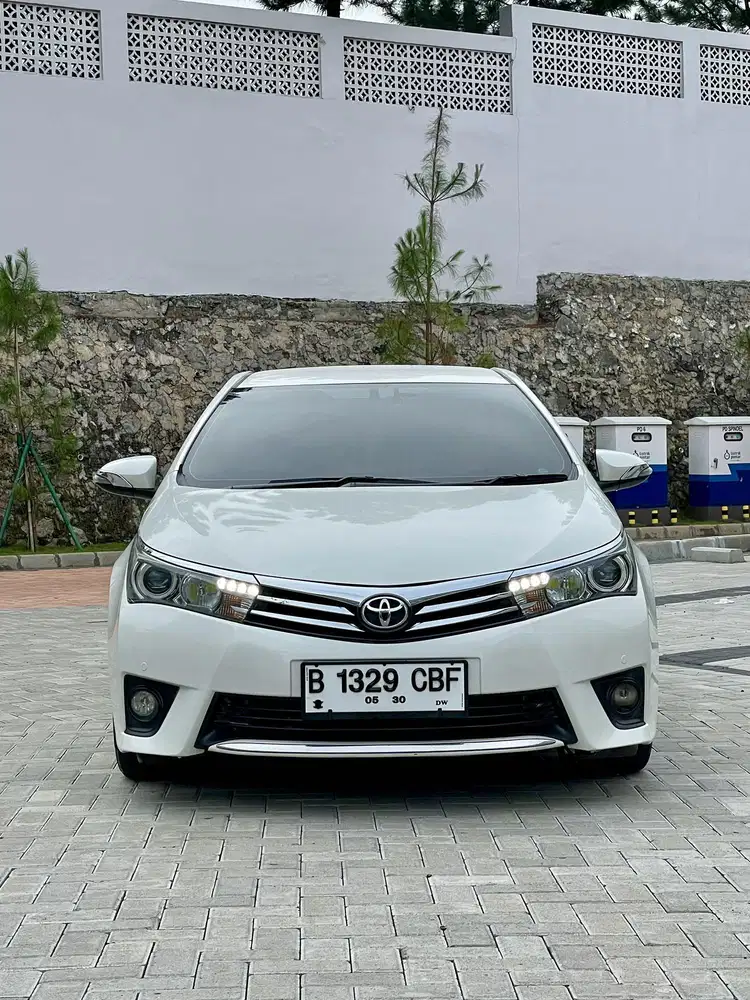 TOYOTA ALTIS 1.8 V AT 2015 PUTIH