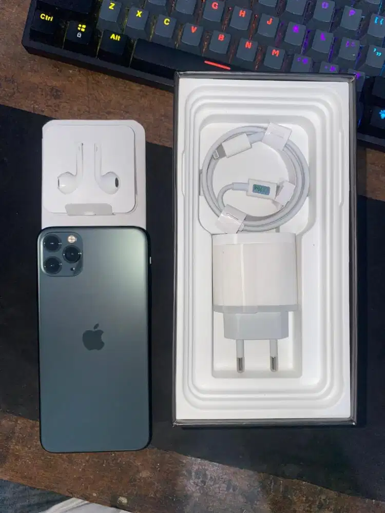 iPhone 11 pro max 256GB iBox (6,5jt nego)
