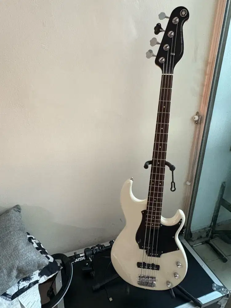 Yamaha BB234 Bass Elektrik - Vintage White
