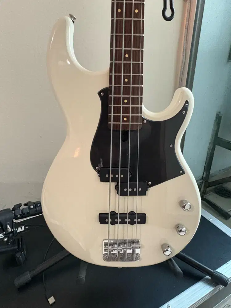 Yamaha BB234 Bass Elektrik - Vintage White