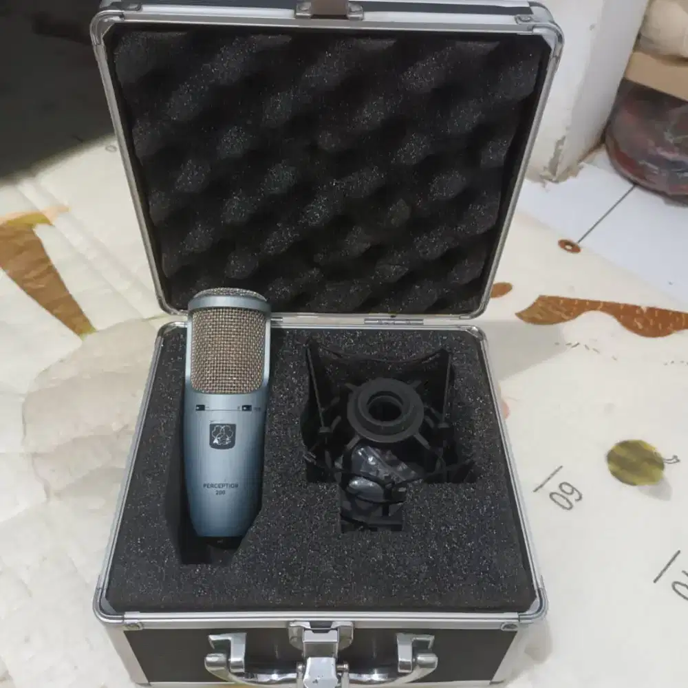 AKG PERCEPTION 200