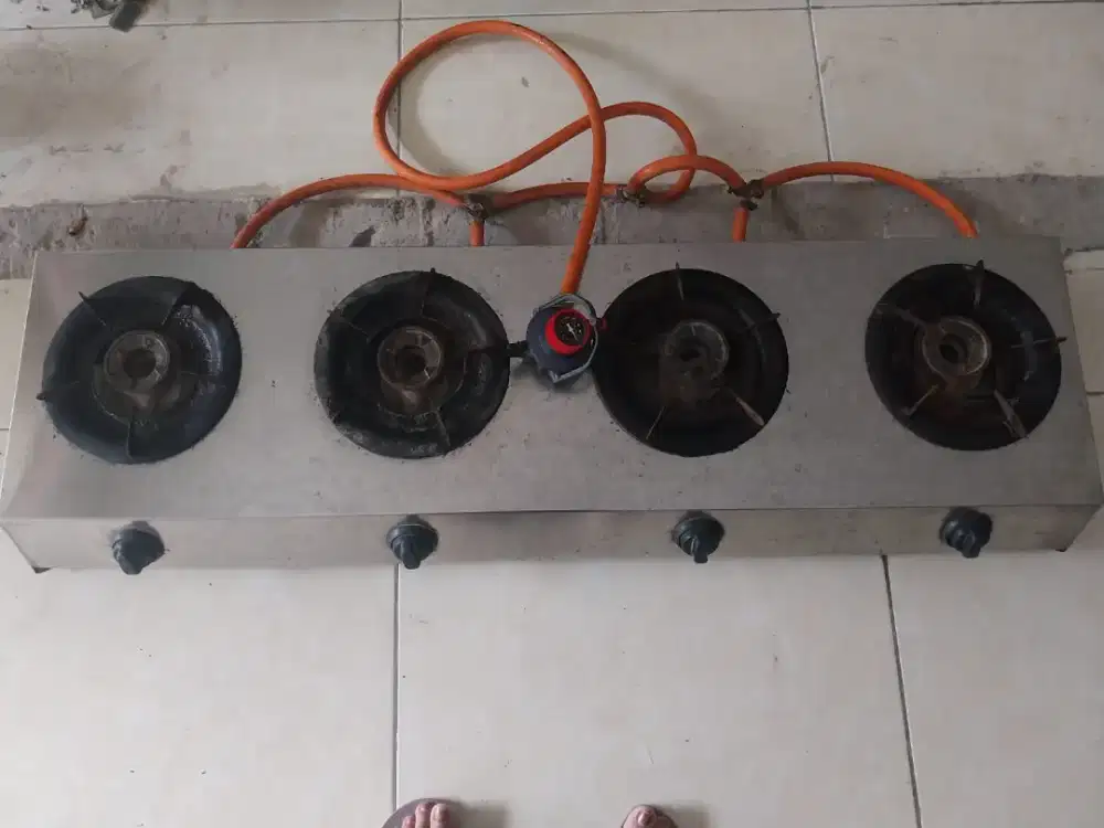 Kompor gas 4 tungku