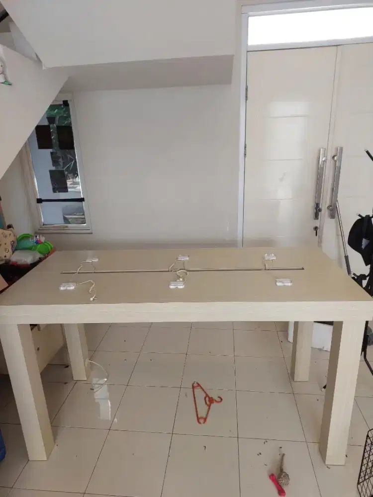 Meja display pajangan handphone seperti di Apple store