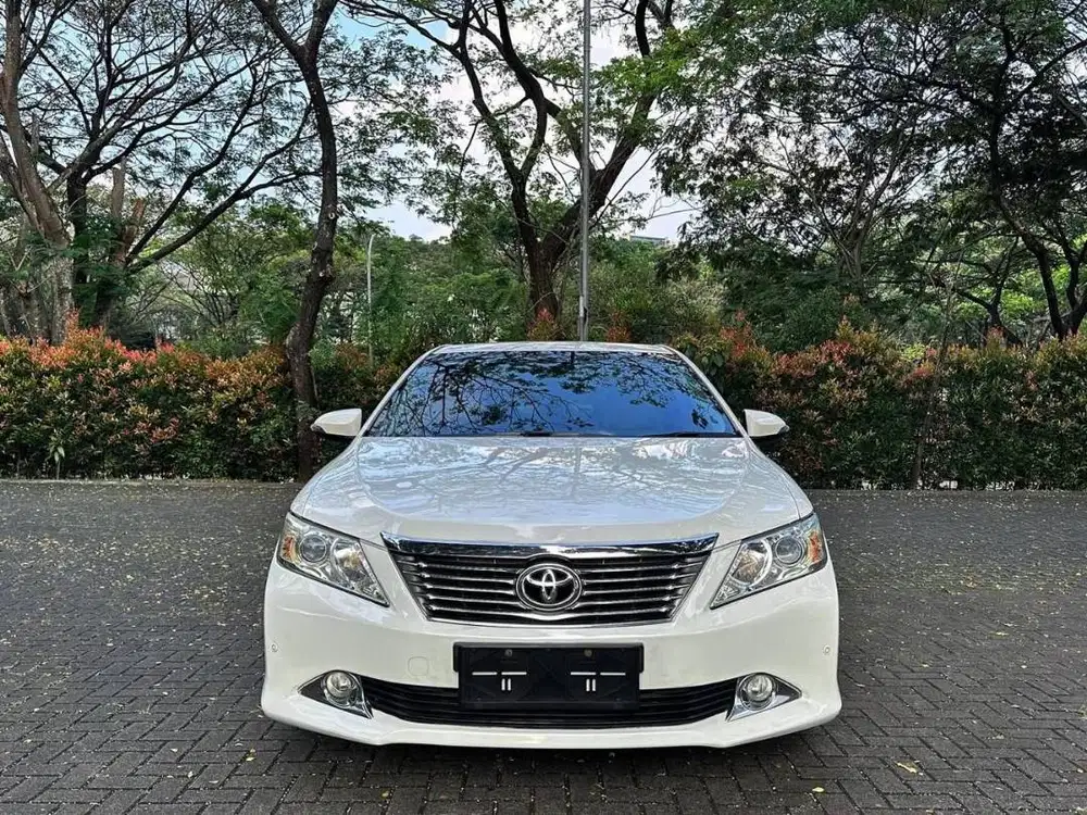 DIJUAL! MOBIL SEDAN TOYOTA CAMRY THN 2016 WRN PUTIH ALL GOOD!!