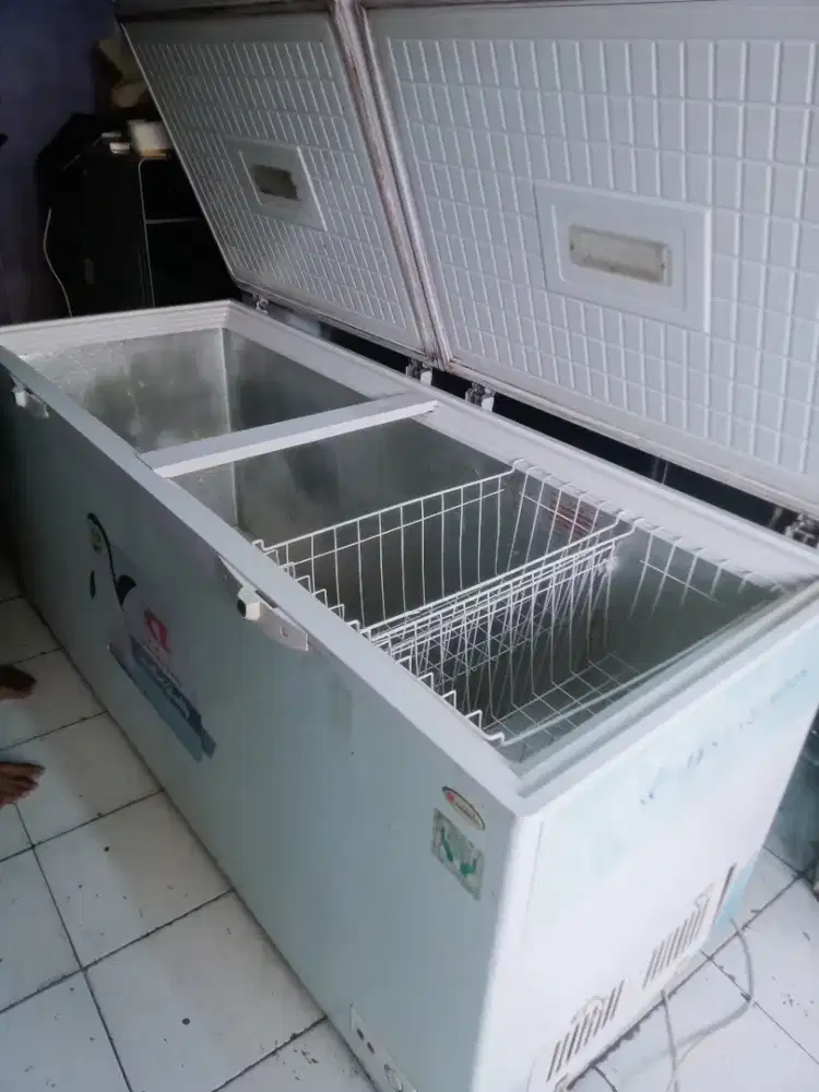 Di jual frezzer box merk Daimitsu kapasitas 628 liter NORMAL SIAPPAKAI