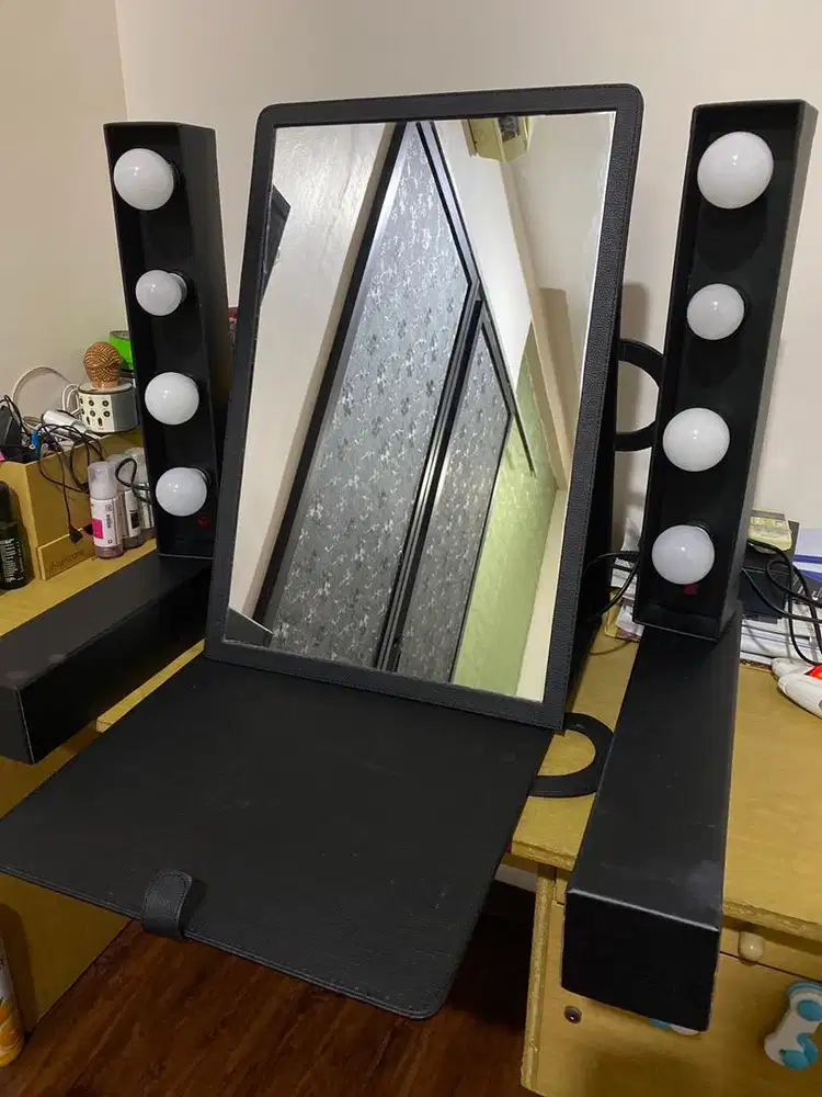 PRELOVED FOLDING BEAUTY MIRROR WITH LIGHT BOX LEATHER