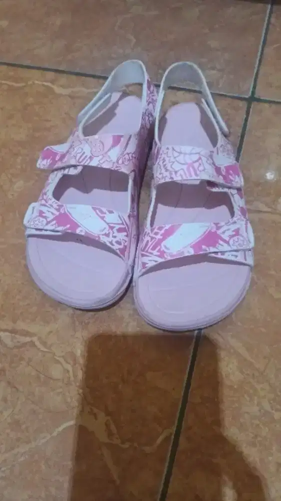 Sepatu sandal pantai